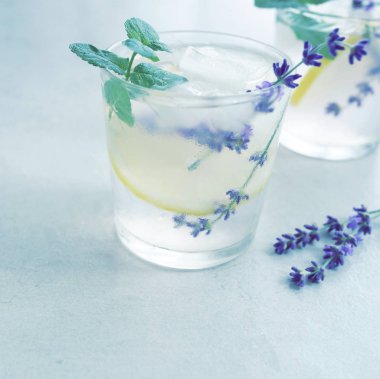 lavanta ve nane ile serinletici içecekler in yakından görünümü