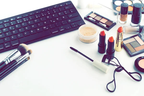 女性工作场所与安排键盘和化妆 — 图库照片