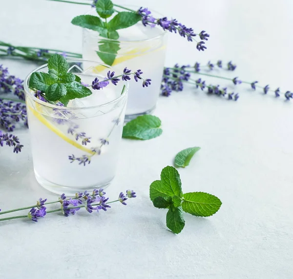 Close Van Verfrissende Drankjes Met Lavendel Mint — Stockfoto