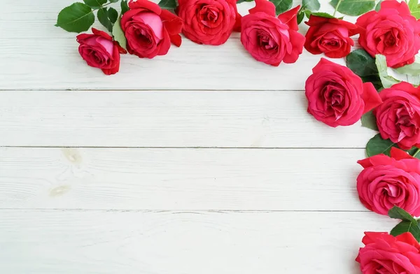 Vista Superior Hermosas Rosas Sobre Fondo Madera Blanca — Foto de Stock