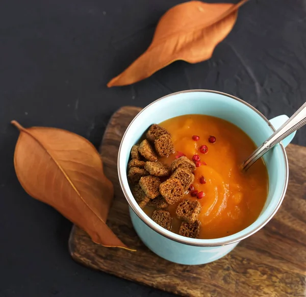 Soupe Citrouille Maison Savoureuse Servie Dans Une Tasse Sur Table — Photo