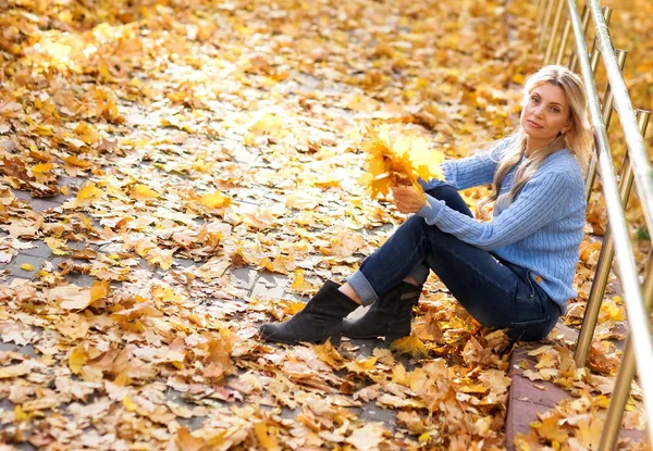 Atrakcyjna Blond Kobieta Jesiennym Parku — Zdjęcie stockowe