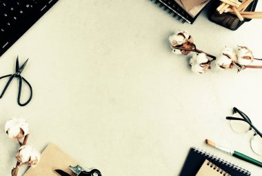 gri masa üzerinde düzenlenmiş nesnelerin yakın görünümü