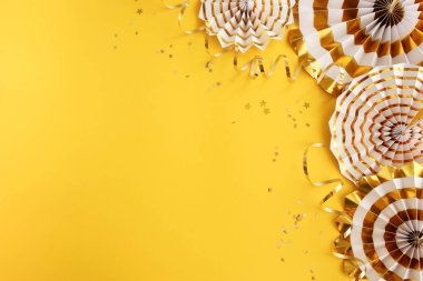 Noel arkaplanı. Yeni yıl süslemeleri ve sarı arka planda boş metin kopyalama alanı. Kartpostal ya da davetiye için tatil konsepti. Üst Manzara. düz yat