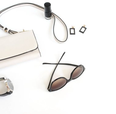 beyaz masa üzerine düzenlenmiş kadınsı aksesuarlar