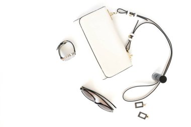 beyaz masa üzerine düzenlenmiş kadınsı aksesuarlar