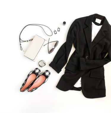 beyaz arka planda kadınsı şık kıyafet