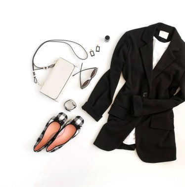 beyaz arka planda kadınsı şık kıyafet