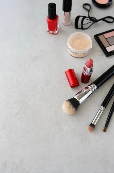 Productos Maquillaje Cosméticos Decorativos Sobre Fondo Gris Planas Concepto Moda — Foto de Stock