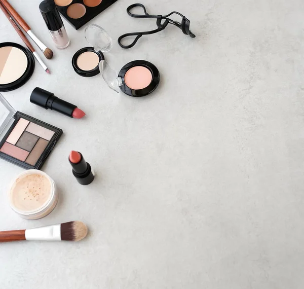 Produkty Makijażu Kosmetyki Dekoracyjne Szarym Tle Płasko Leżał Koncepcja Mody — Zdjęcie stockowe