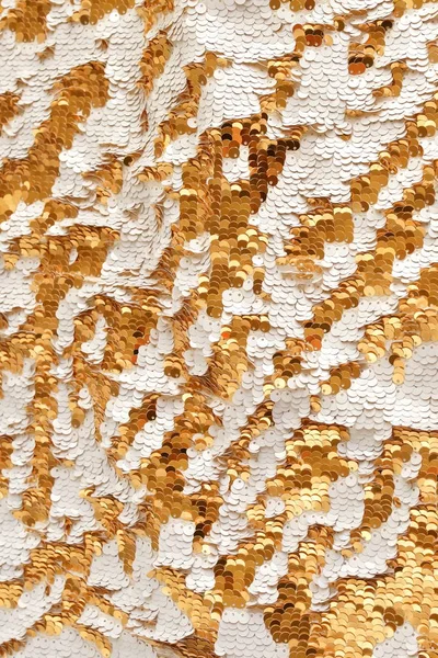 スパンコール生地の質感 背景ホワイト黄金色クローズアップフルフレーム 抽象的なクリスマス お祝いの輝く背景 — ストック写真