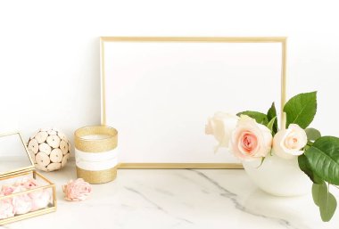 Bir vazo güzel bir gül ile Altın çerçeve mockup, mermer bir masa üst görünümünde mumlar. Kopyalama alanı. 