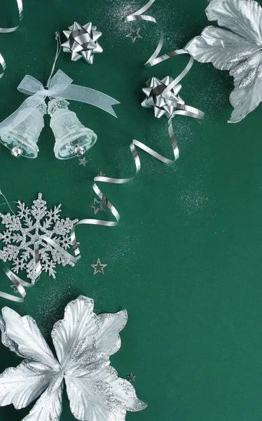 Рождественский Фон Xmas Новый Год Белый Серебристый Цвет Украшения Зеленом — стоковое фото