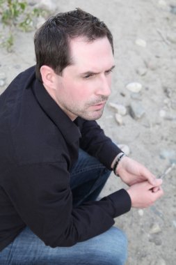 Plajda açık havada çekici erkek modeli