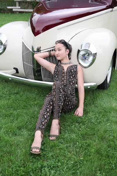 Beautiful Brunette Female Model Alongside Vintage Car — Stock Photo, Image