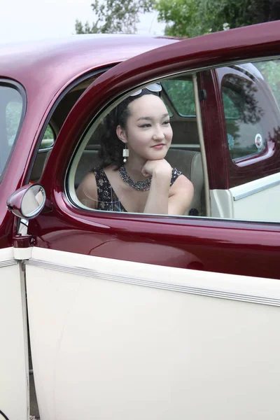 ビンテージ車と一緒に美しいブルネットの女性モデル — ストック写真