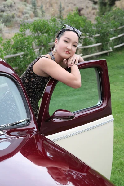 Красивая Брюнетка Женщина Модель Рядом Винтажным Автомобилем — стоковое фото