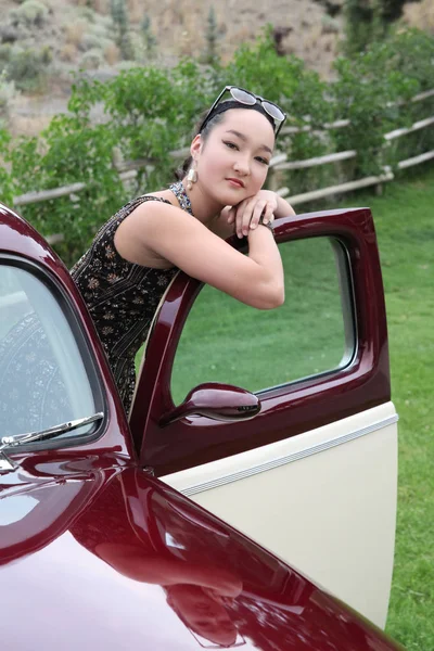 Hermosa Modelo Femenina Morena Junto Coche Vintage — Foto de Stock