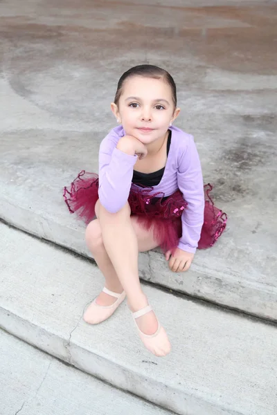 町の広場で美しいブルネット バレエ少女 — ストック写真