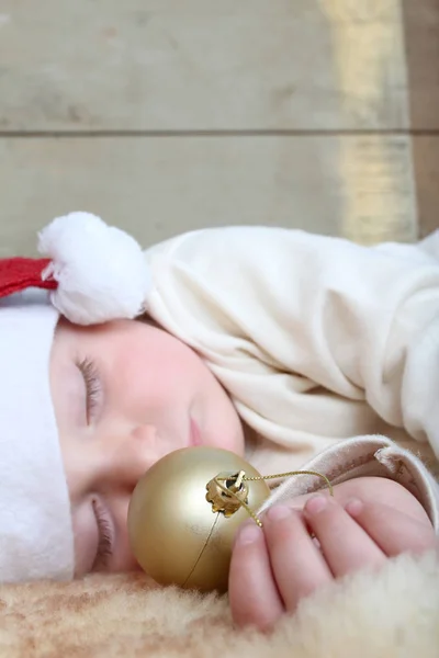 Sovande Christmas Baby Ett Får Huden Mattan Bär — Stockfoto