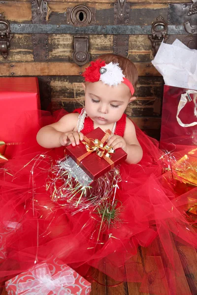 Morena Natal Bebê Vestindo Vestido Vermelho — Fotografia de Stock