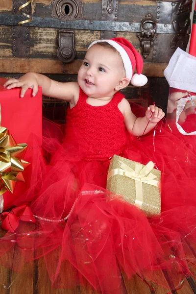 Brunetka Vánoční Baby Červených Šatech — Stock fotografie