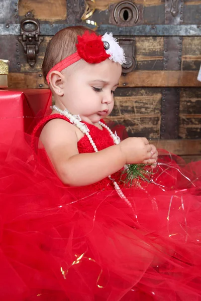 褐发女郎圣诞宝宝穿着红色礼服 — 图库照片