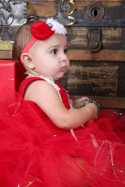 Brunetka Dziecko Boże Narodzenie Czerwonej Sukience — Zdjęcie stockowe