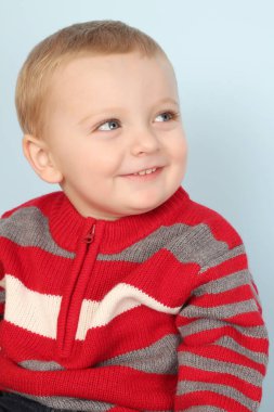 Mavi bir arka plan karşı erkek sarışın bebek