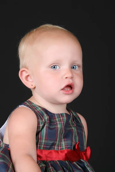 Blonda Barn Girl Bär Jul Klänning Mot Svart — Stockfoto