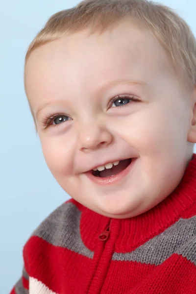 Mavi Bir Arka Plan Karşı Erkek Sarışın Bebek — Stok fotoğraf