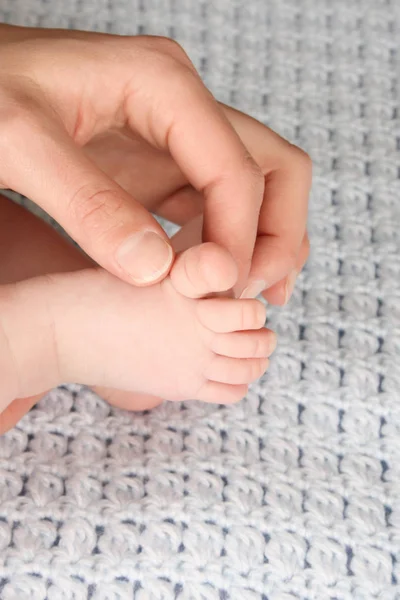 Hand Van Een Baby Zijn Moeders Hand — Stockfoto