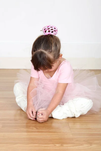 在舞蹈工作室跳舞的小芭蕾女孩 — 图库照片