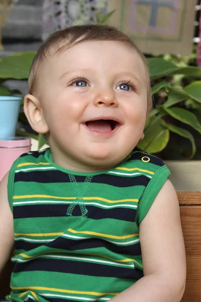 Schattige Baby Jongen Buiten Tuin Dragen Groene Outfit — Stockfoto