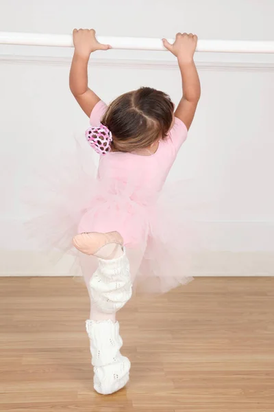 Pequena Menina Ballet Dançando Estúdio Dança — Fotografia de Stock