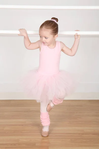 Pequena Bailarina Usando Tutu Dançando Barre — Fotografia de Stock