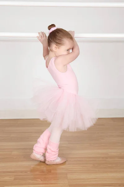 Pequeña Bailarina Con Tutú Bailando Barra —  Fotos de Stock