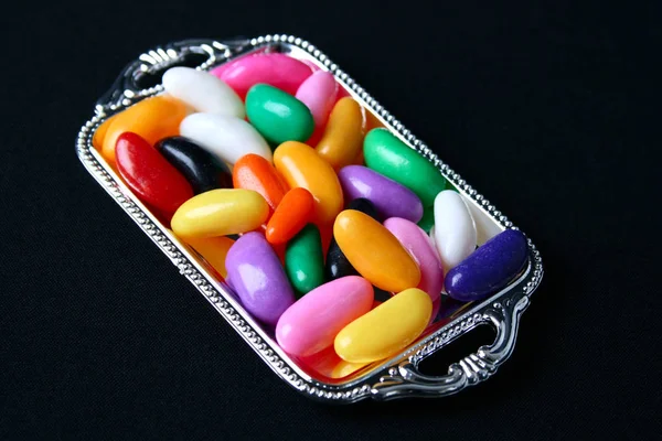 Mehrfarbige Bonbons Auf Einem Tablett Mit Schwarzem Hintergrund — Stockfoto