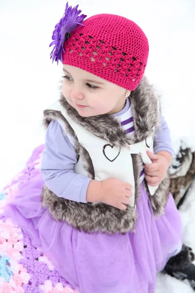 Kleines Mädchen Sitzt Draußen Schnee Stockfoto