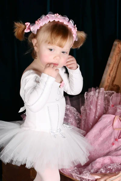 Doce Menina Ballet Desfazendo Uma Mala Com Trajes Imagem De Stock