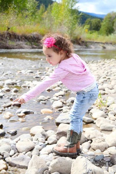 Yürümeye başlayan çocuk kız — Stok fotoğraf