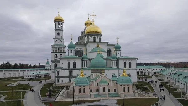 Sonbahar ve Manastırı.
