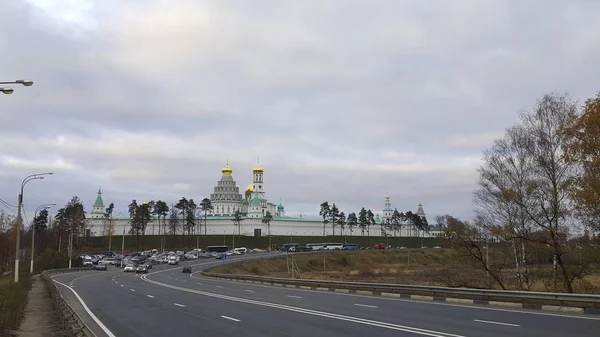 Sonbahar ve Manastırı.