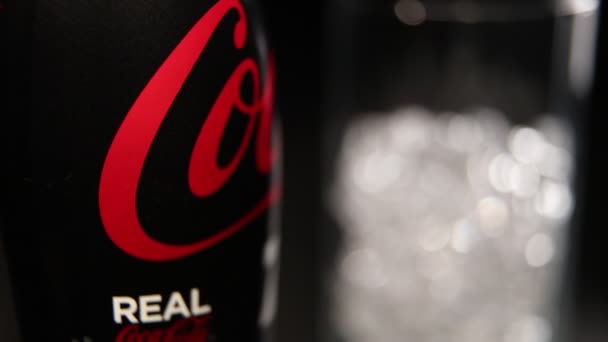 Πράγα Τσεχική Δημοκρατία Δεκεμβρίου 2018 Μπουκάλι Coca Cola Zero Και — Αρχείο Βίντεο