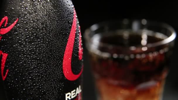 プラハ チェコ共和国 2018 ボトルのコカ コーラ ゼロ水滴と氷でガラス — ストック動画