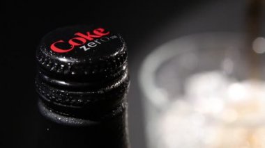 Prague, Çek Cumhuriyeti - 16 Aralık 2018: şişe Coca Cola Zero su damlaları ve buz küpleri ile cam