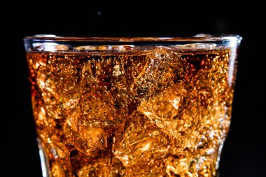 Cam yumuşak cola içecek, buz ve bubles