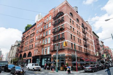 New York, ABD Oct.3, 2016: Tipik yangın merdivenlerde üzerinde Grand ve dut St New York, ABD içinde geçiş New York house