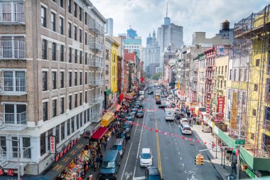 New York, ABD, 3 Ekim 2016: Chinatown yoIda mağazalar, marketler, arabalar, renkli işaretleri, insanlar ve binalar Doğu Broadway'de. Bölge Batı yarımküresinin en büyük Çin yerleşim bölgesi barındıran