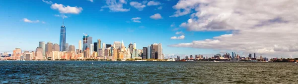 午後のニューヨークのスカイラインは自由の塔とブルックリン — ストック写真
